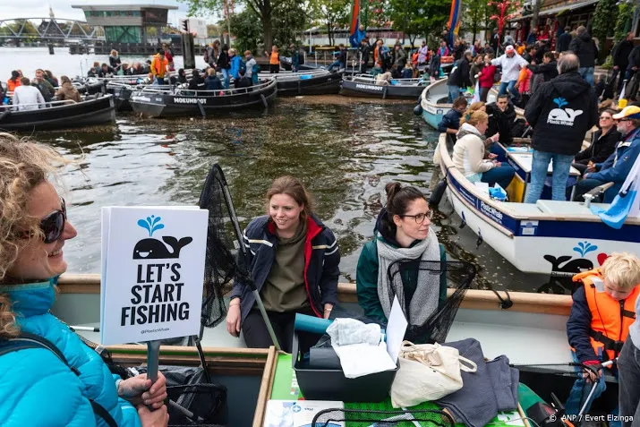 plastic whale vist 164 zakken afval uit gracht