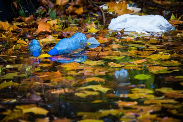 plastic zwerfafval in rivieren aangepakt