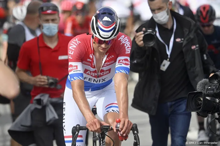 ploeg wielrenner van der poel brengt voor tour ode aan poulidor
