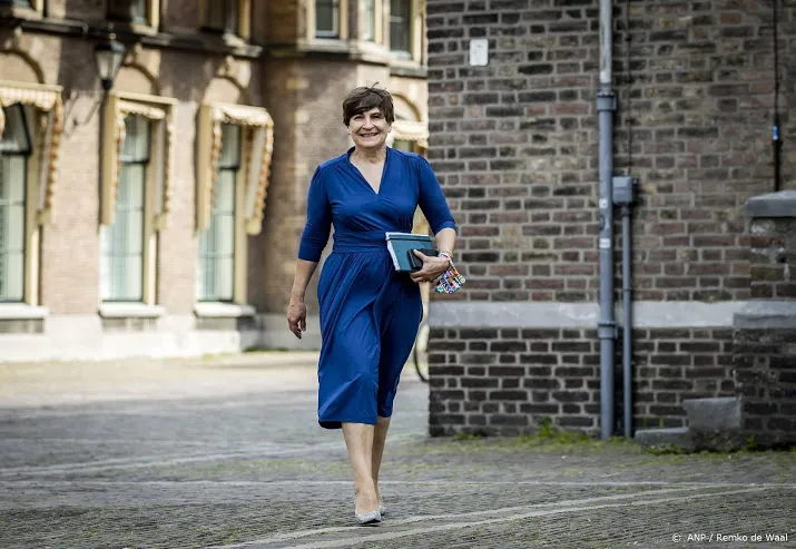 ploumen hoekstra moet stoppen met schijnbewegingen in formatie