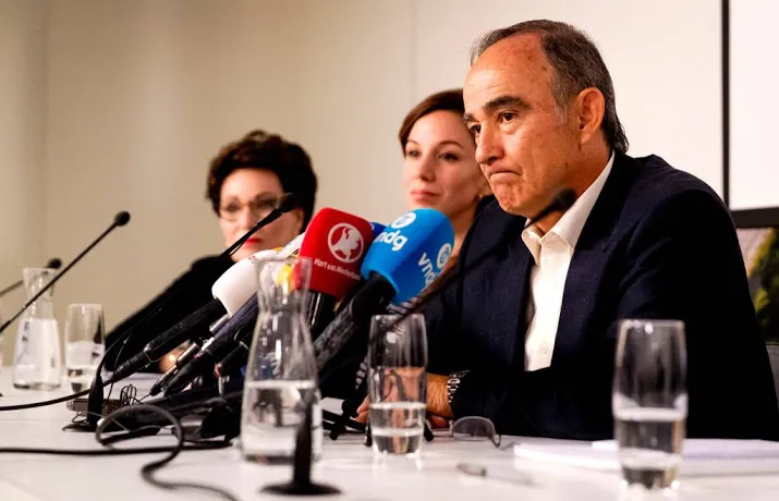 poch overweegt nederlandse staat aan te klagen