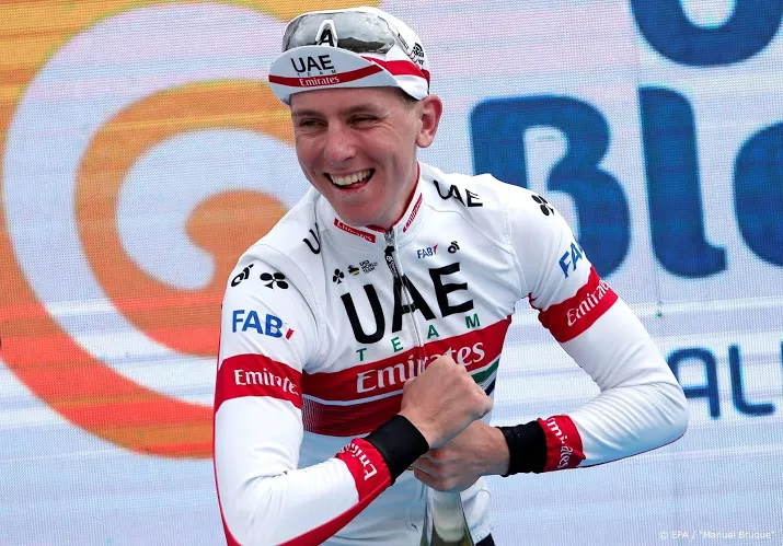pogacar en aru voeren team emirates aan in tour