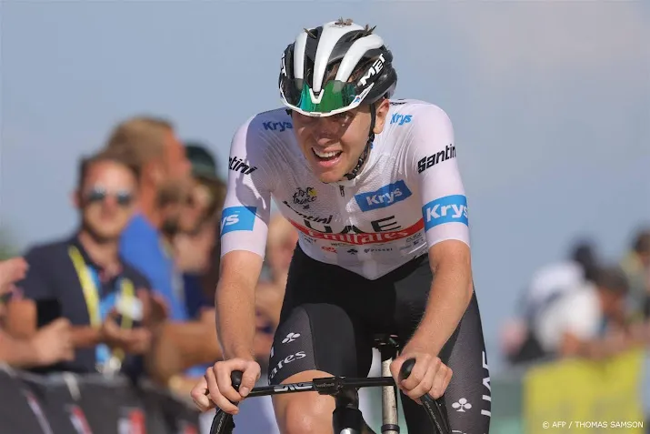 pogacar geniet van bommetjes gooien in tour de france