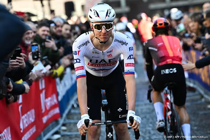 pogacar kondigt bij start milaan sanremo aanval op de poggio aan