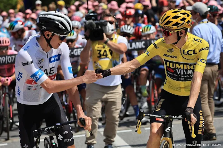 pogacar na val terug in peloton in tour