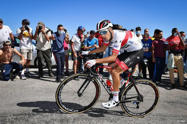 pogacar raakt in tour helper aru kwijt