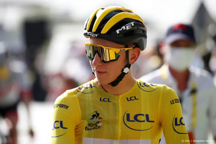 pogacar sluit tour af als winnaar dagzege voor sam bennett