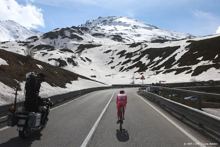 pogacar verstevigt met veel machtsvertoon koppositie in giro