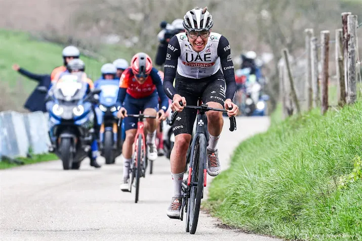 pogacar viel aan in gold race na tip van van der poel
