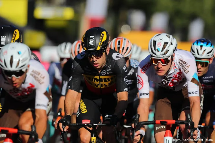 pogacar wint tour de france van aert pakt in parijs derde ritzege