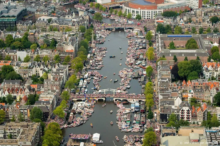 politici sport onderwijs varen mee in pride