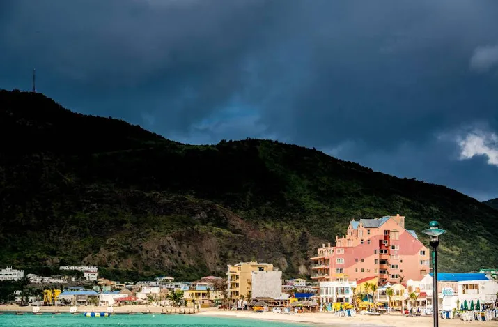 politicus sint maarten opgepakt voor fraude