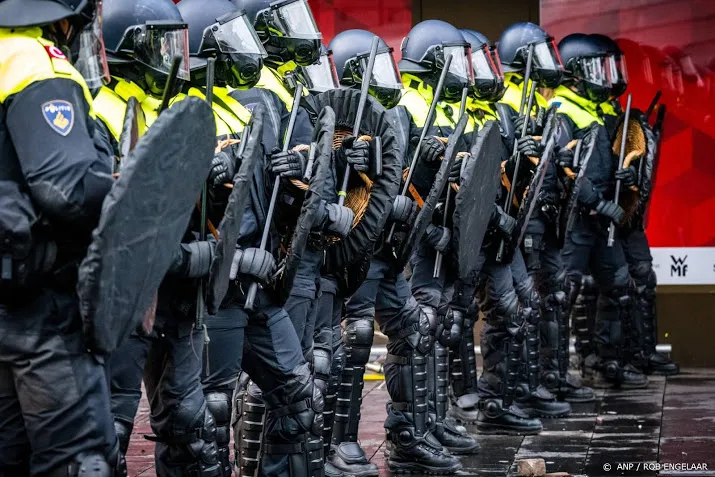 politie 13 meers besmet met corona 43 in quarantaine na rellen