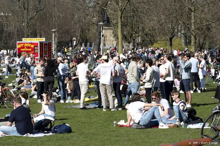 politie amsterdam ontruimt vondelpark bezoekers overtreden coronaregels