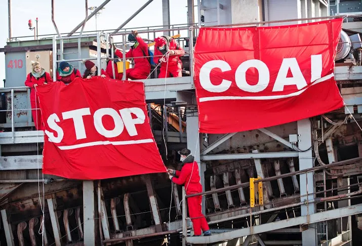 politie arresteert klimaat actievoerders