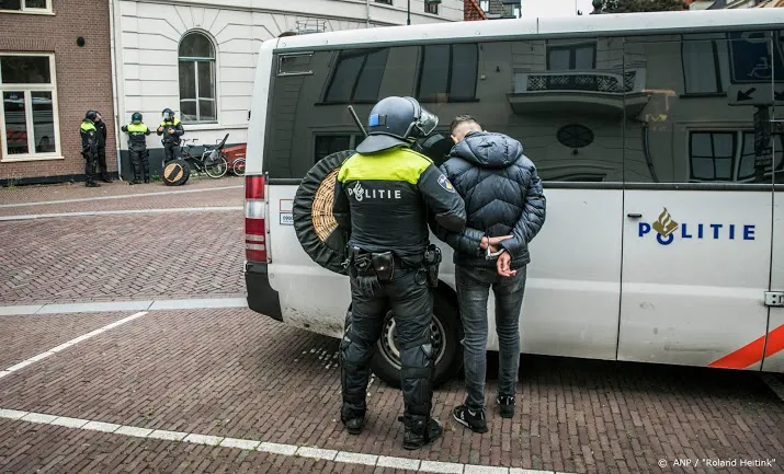 politie arresteert tientallen betogers in wageningen