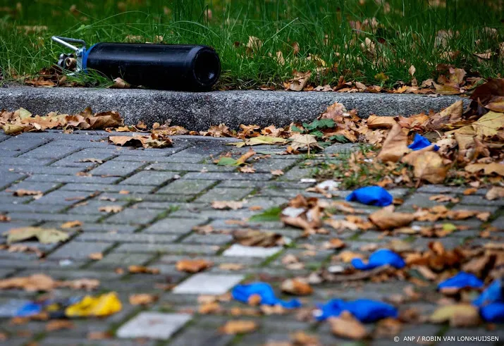 politie beeindigt feest waar lachgas drank en coke werd gebruikt