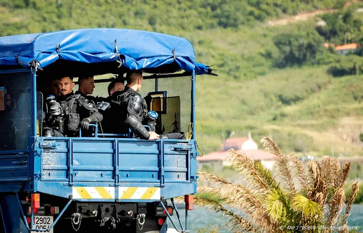 politie beeindigt illegaal carnavalsfeest op sint maarten