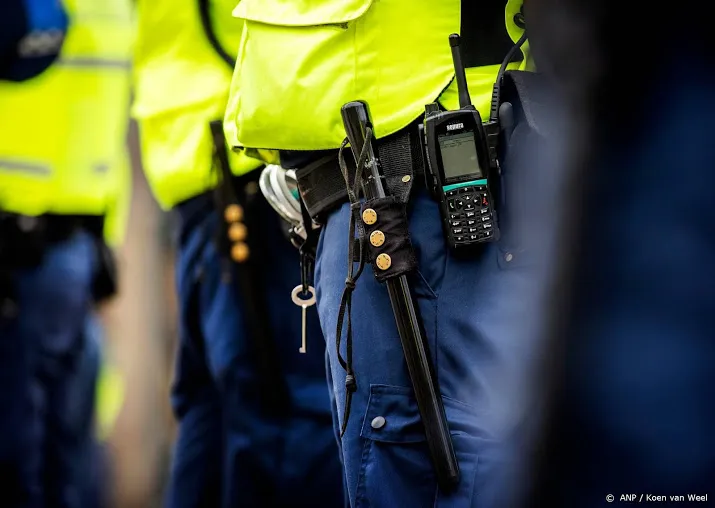 politie beeindigt illegaal studentenfeest in utrecht