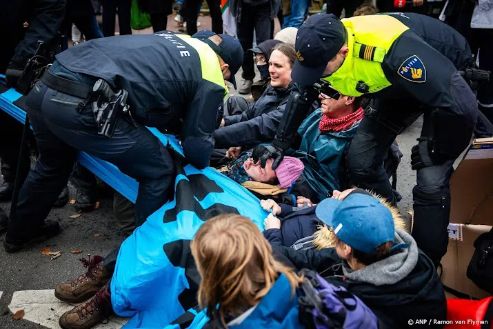 politie begint met verwijderen klimaatactivisten van a12