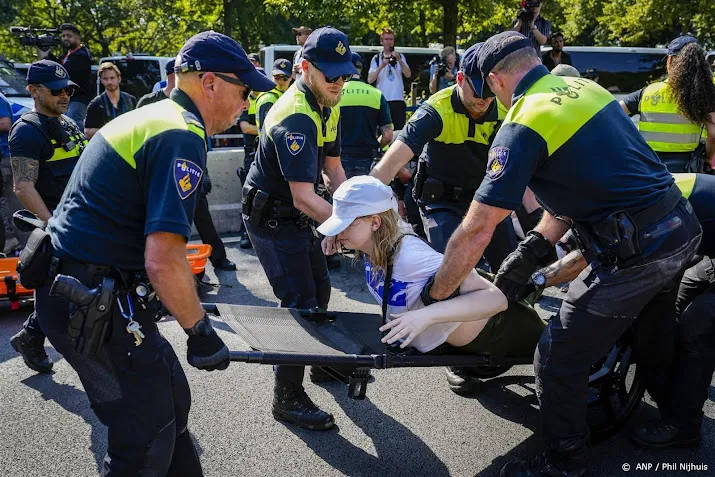 politie begint met weghalen demonstranten van a12