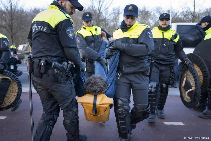 politie begint ontruiming door activisten geblokkeerde snelweg