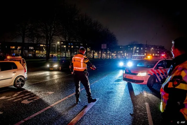 politie beheersbare avond in rotterdam 25 aanhoudingen