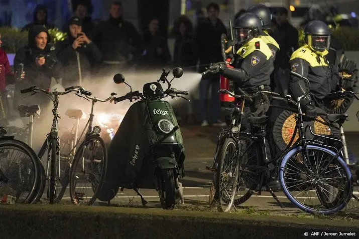 politie bekogeld met straatklinkers rond coronapersconferentie
