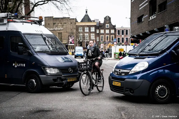 politie blokkeert straten in groningen vanwege boerenprotest