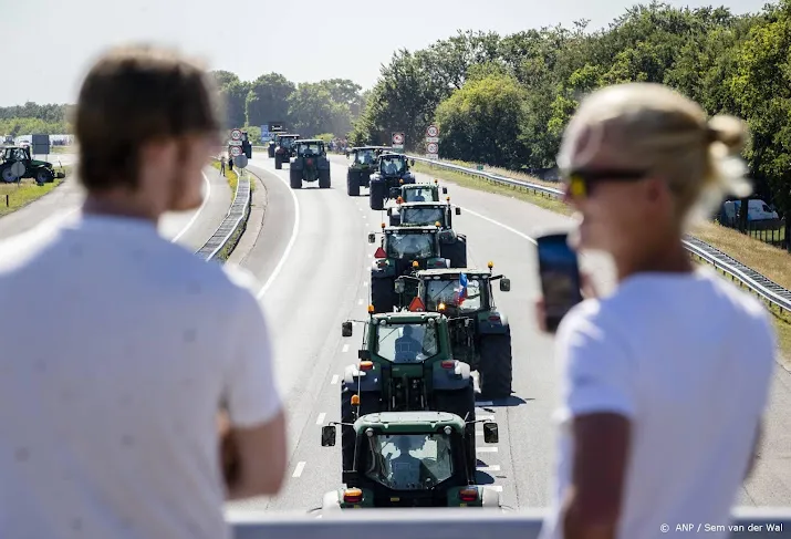 politie boeren na protest weer massaal met trekkers snelweg op