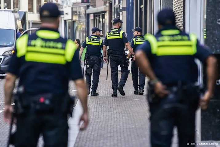 politie bussum grijpt in bij op straat feestende jongeren