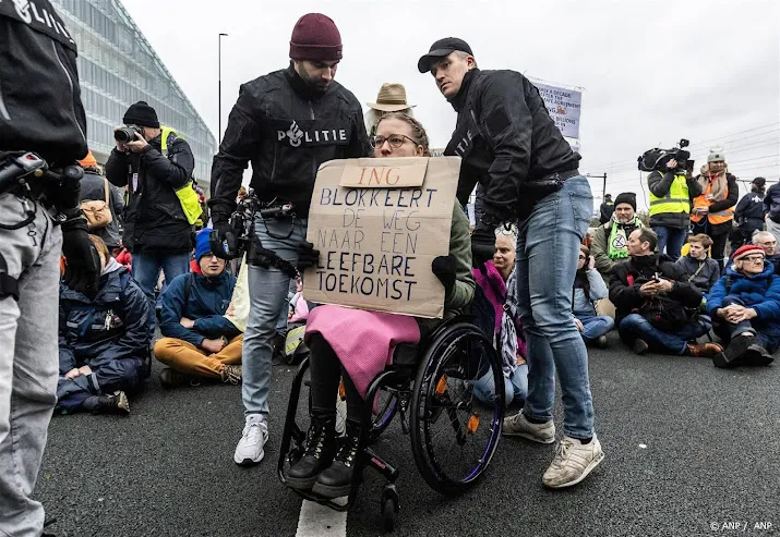 politie circa 300 aanhoudingen bij klimaatactie amsterdam