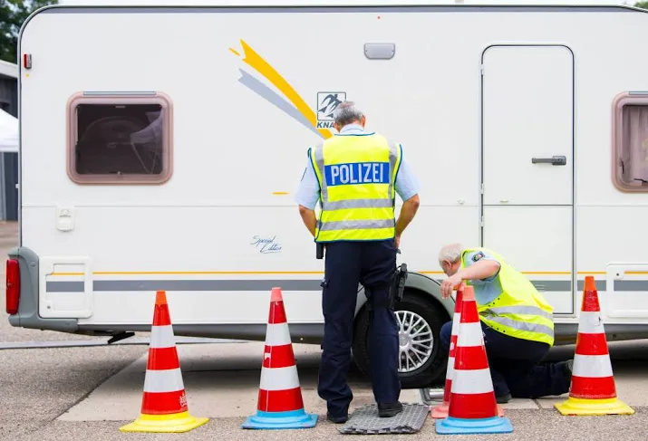 politie controleert caravans op de a2