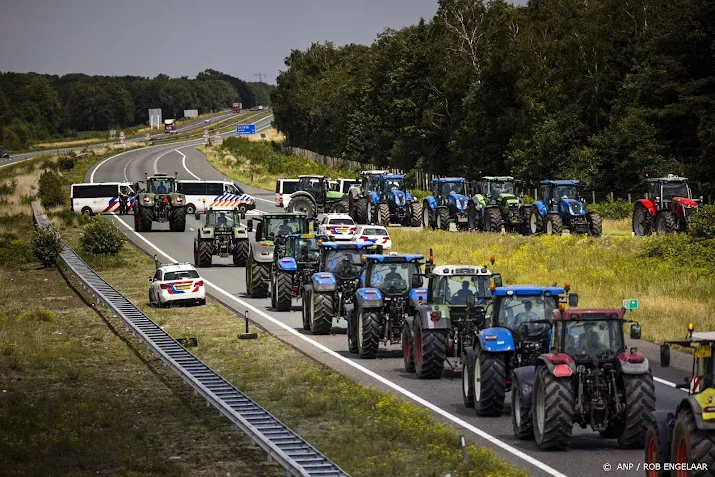 politie deelt 200 boetes uit voor boerenblokkades op maandag