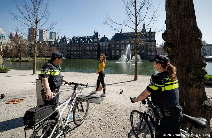 politie deelt in paasweekend 1800 coronaboetes uit