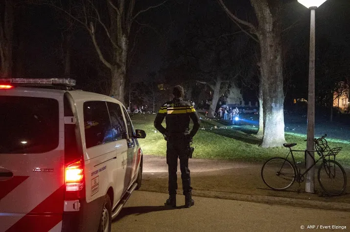 politie den bosch betrapt zestig feestvierders in tent op straat