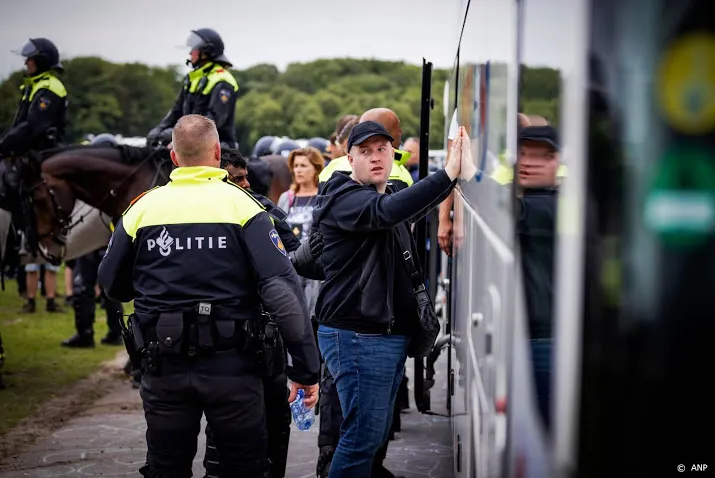 politie den haag tegen relschoppers meld je of je komt op tv