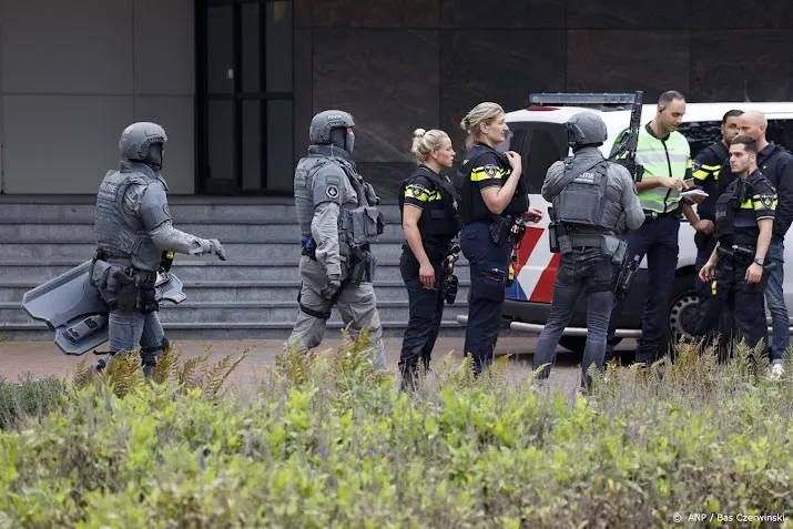 politie doorzoekt erasmus mc verdachte mogelijk nog binnen