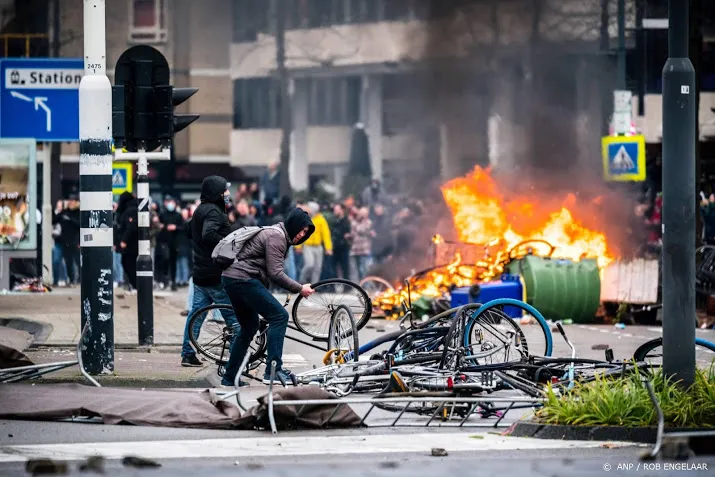 politie dreigt tonen gezichten jonge relschoppers eindhoven