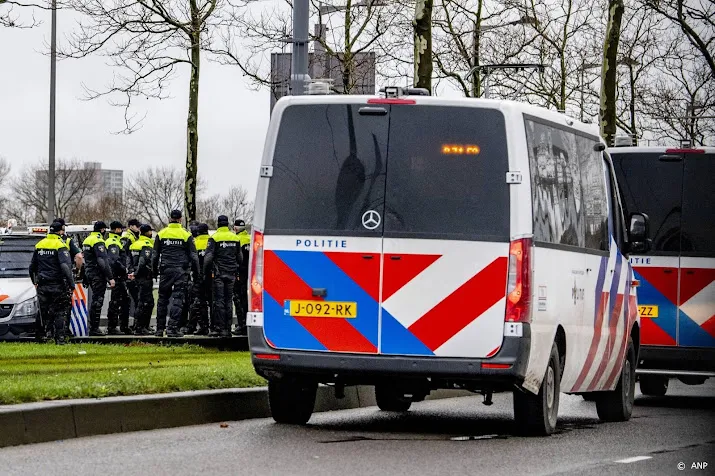 politie drijft relschoppers bij kuip uiteen