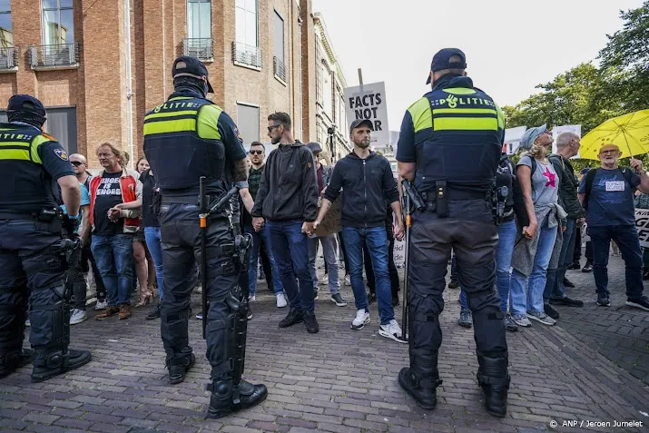 politie dringt actievoerders terug bij tweede kamer
