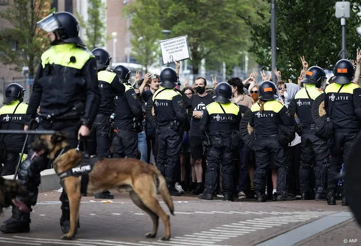 politie dringt betogers pro palestijns protest uva naar achteren