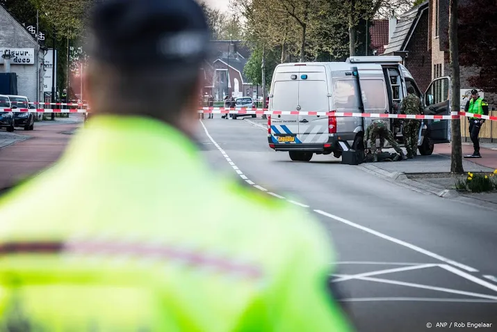 politie druk met mogelijke explosieven op meerdere plekken