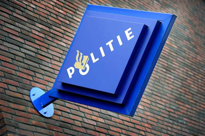 politie dumpt afval in voortuin van jongeren