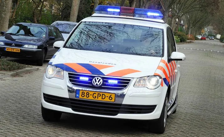 politie duwt dronken automobilist van de weg