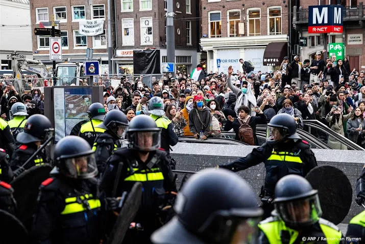 politie en demonstranten slaags op het rokin