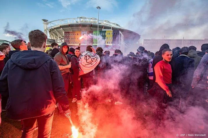 politie feestelijke sfeer bij arena