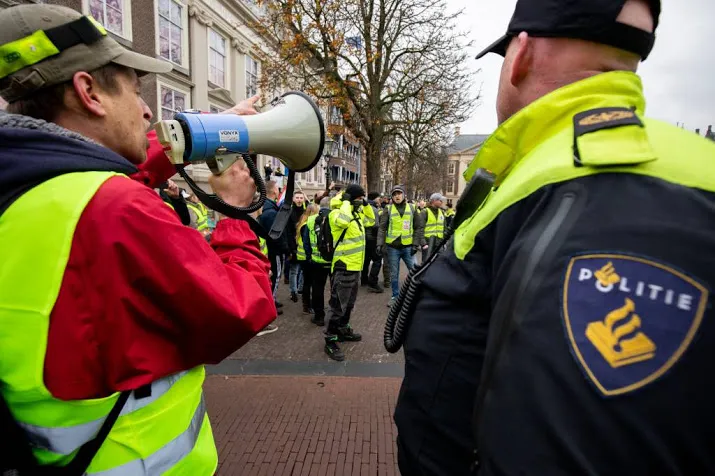 politie fout met afpakken gele hesjes camera