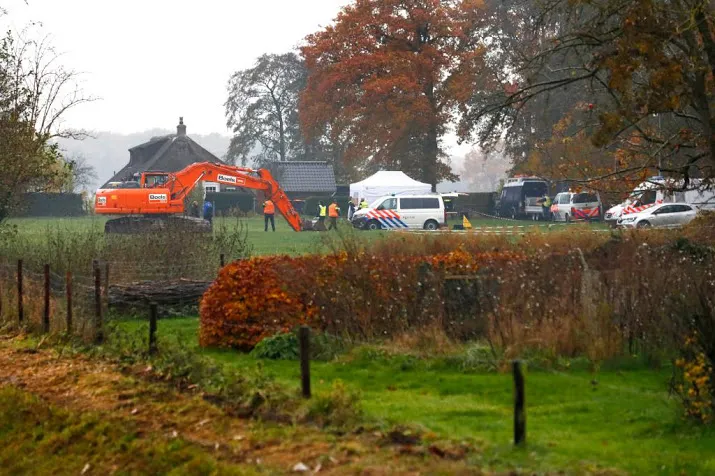 politie graaft op twee plekken op perceel