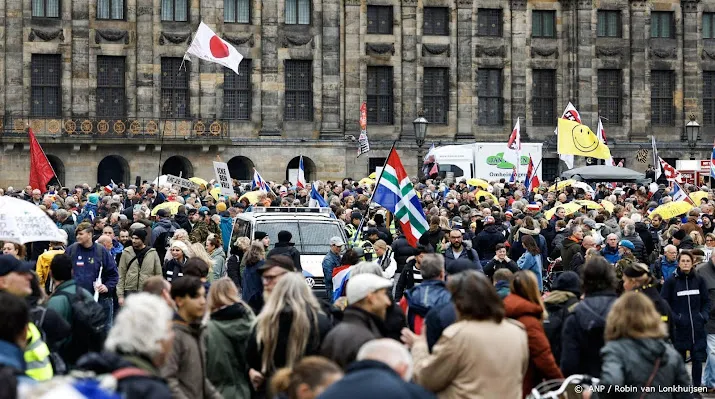 politie grijpt in bij demonstratie op de dam